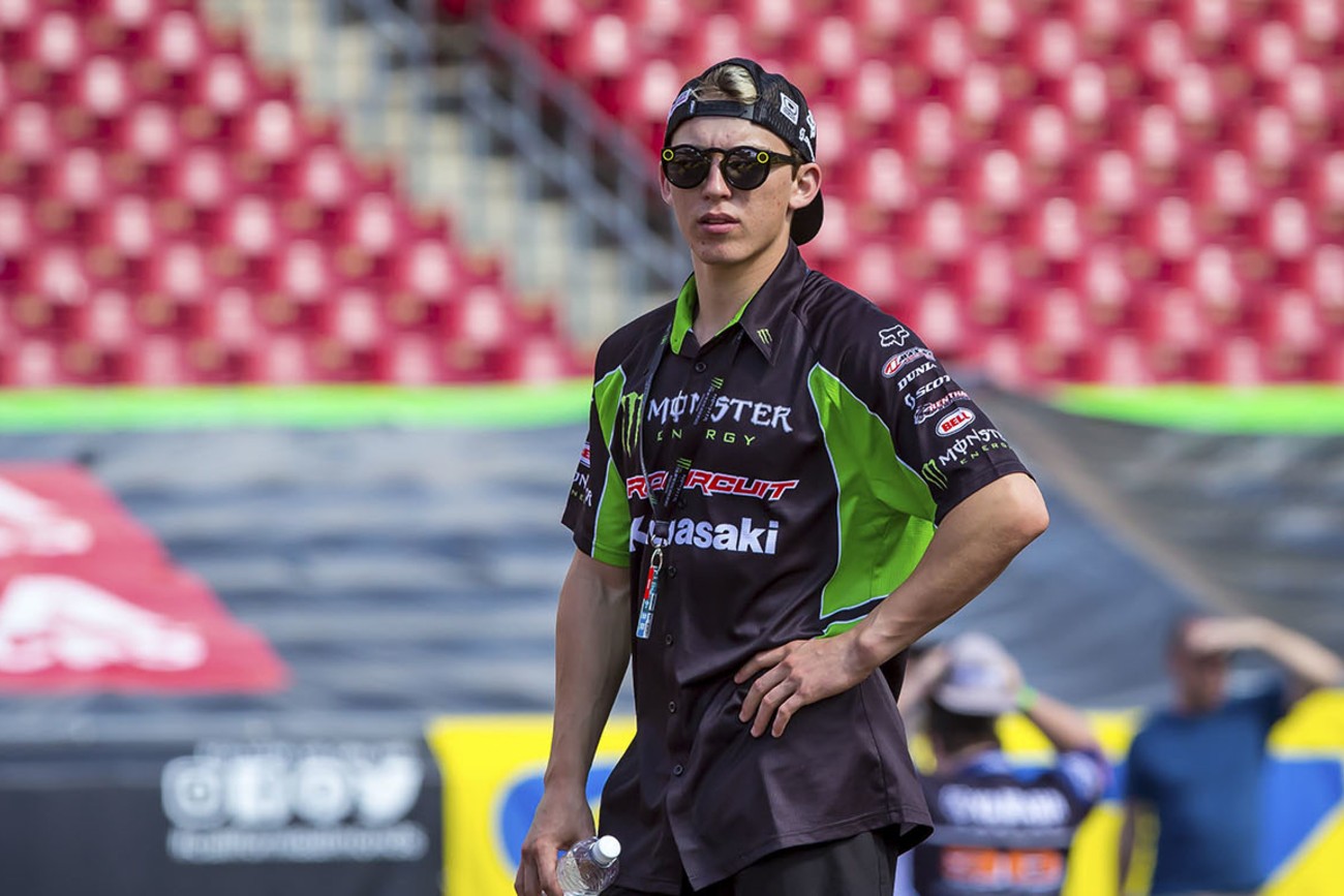 One Handed Whip Proves Pros Are Just Better Than Us